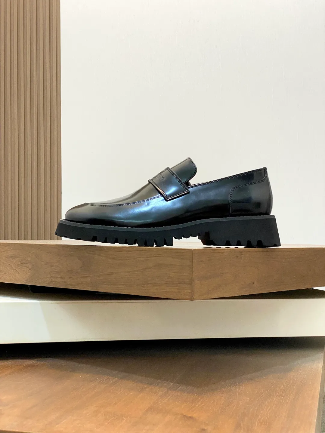 Men's shoes 💰740 VALENTINO Valentino's new men's fashionable casual leather shoes. These leather shoes are made of imported cowhide leather uppers, dyed calfskin lining and calfskin insoles. The upper foot is soft, comfortable and breathable. Comes with complete packaging in the original box! Visible details and quality. Size: 39-44 (customized at 38.45.46)